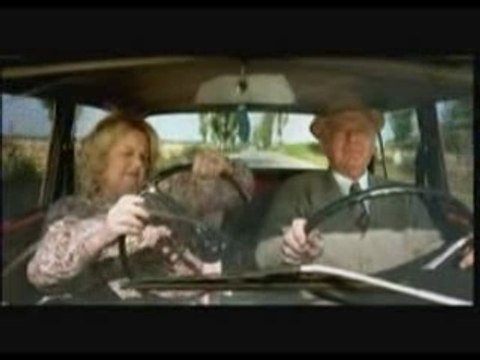 Grand mere au volant gag au tournant