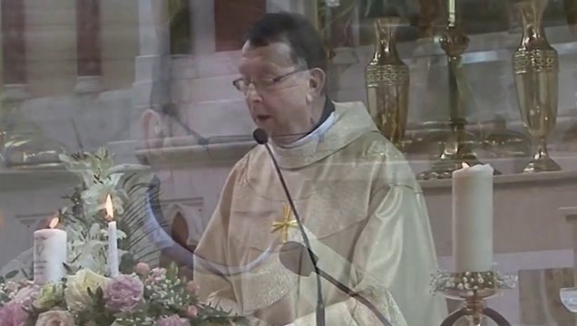 Grosse surprise pour les mariés : le curé chante Hallelujah version Leonard Cohen!