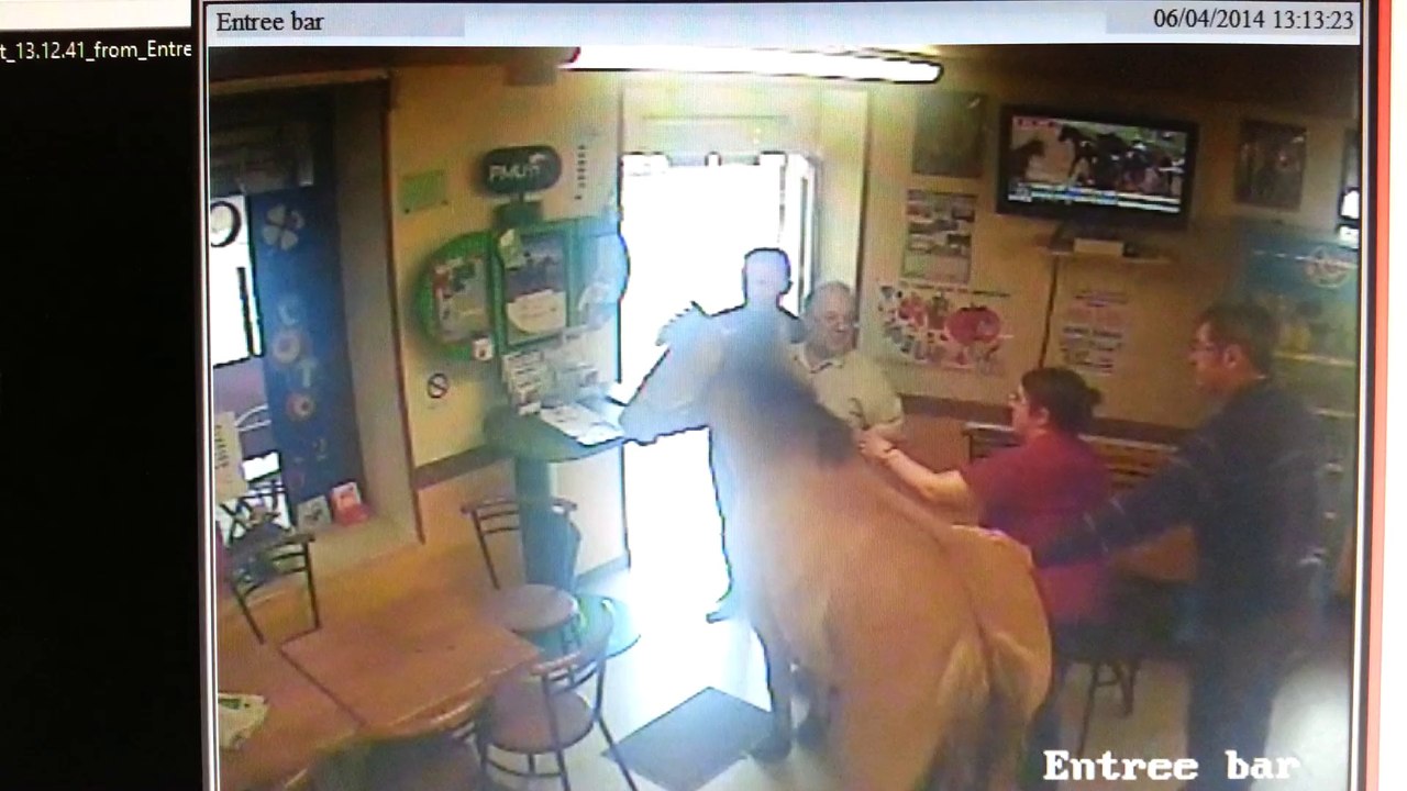 Villers-en-Cauchies: le poney s'invite dans le bar PMU... pendant les courses