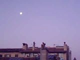 La lune est par-dessus le toit