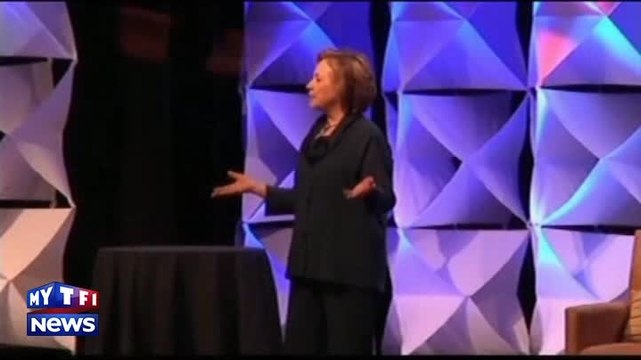 Hillary Clinton visée par une chaussure à Las Vegas