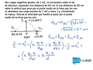 Calcula la velocidad de una carga al pasar por el punto medio de otras dos