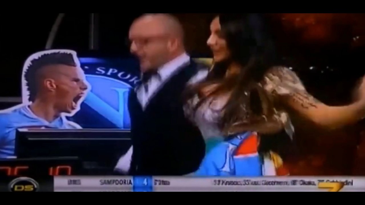 Animatrice italienne Marika Fruscio laisse échapper un sein en direct