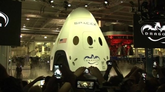 Elon Musk unveils sleek new spaceship