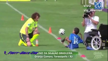 Foot : David Luiz admire un petit garçon handicapé qui jongle