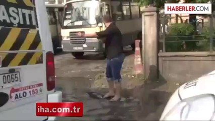 Tıkanan Rögarı Açmak İçin Suya Daldı