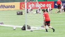 Joachim Löw faz embaixadinhas durante treino da seleção alemã