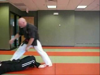 Doğru noktaya bir tokat ve bayılıyor !!!