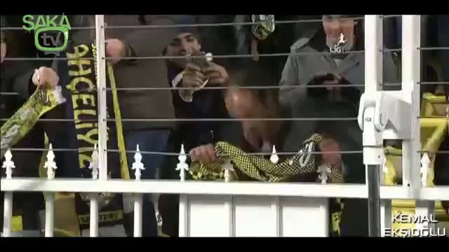 Tribünde Mala Bağlayan Taraftar