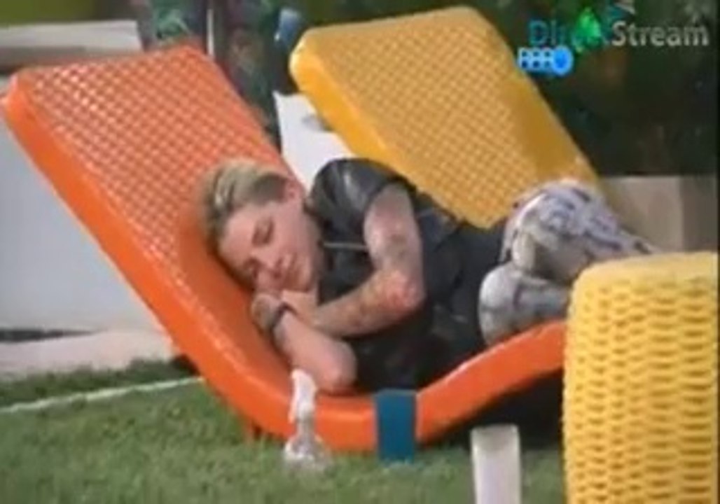 Vanessa da selinho em Clara enquanto ela dorme no Jardim.