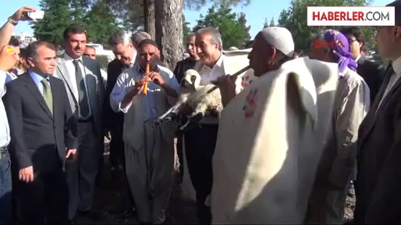 Çoban Kıyafeti Giyip Sürü Başına Geçen Bakan Eker, Gdo ile İlgili Konuşmadı