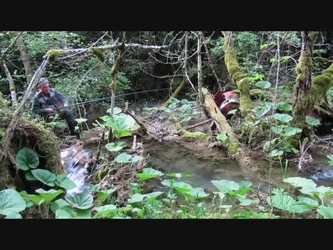 Pêche de la truite au ver dans un ruisseau du Diois