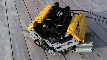 Un moteur V8 assemblé en pièces de LEGO