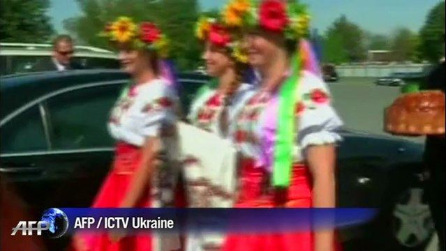 Ukraine: une femme se jette seins nus sur le patriarche russe