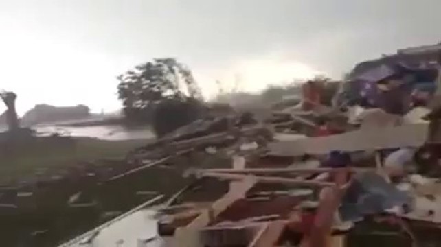 tornade : une famille sort de sa cave et découvre les dégâts