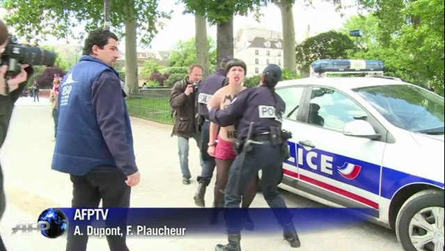 Une Femen dénonce l'homophobie à Notre-Dame de Paris