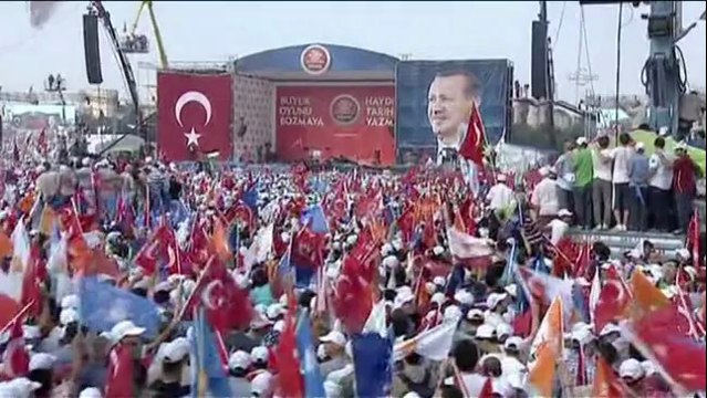 Turquie: Erdogan justifie son coup de force devant ses partisans