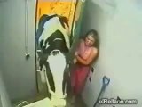Kadını kapının arkasına sıkıştıran inek :) Çok güleceksiniz !