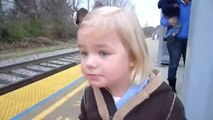شاهد رد فعل طفلة لمشاهدة أول مرة للقطار
