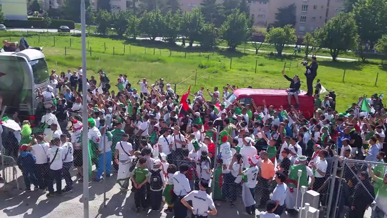 L'arrivée du bus de l'EN au stade de Sion