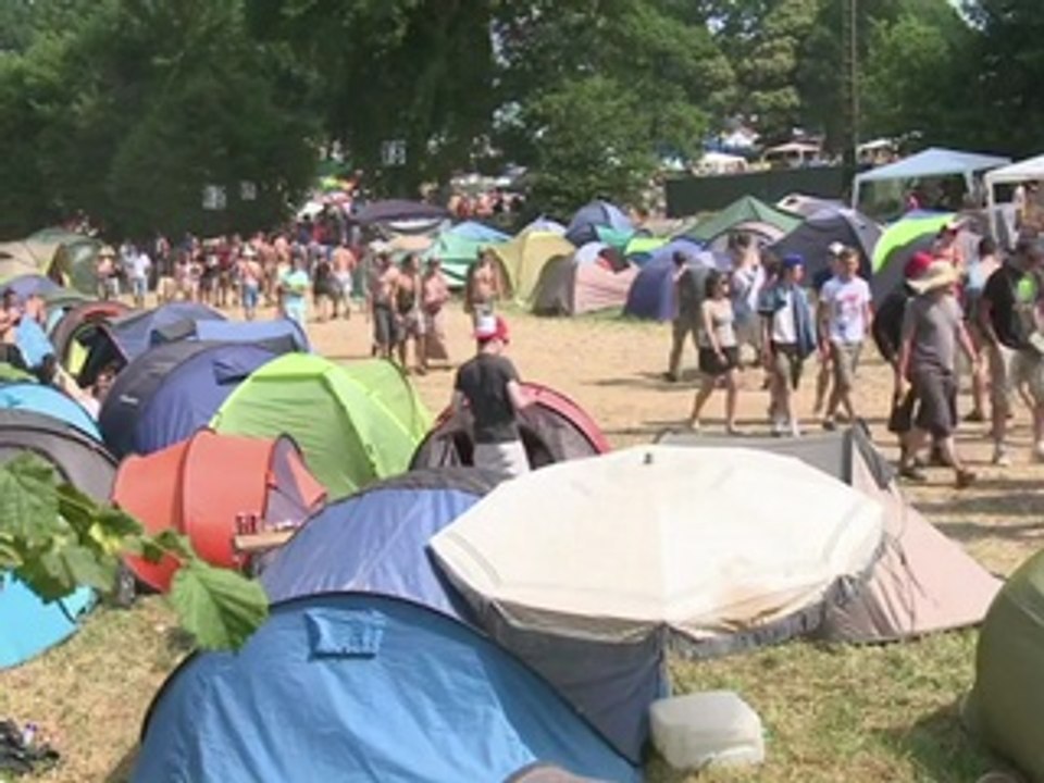 Vieilles Charues: les festivaliers profitent du soleil et de la musique