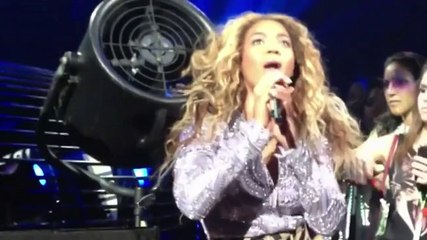 Beyoncé se prend les cheveux dans un ventilateur, elle ne s'arrête pour autant pas de chanter.