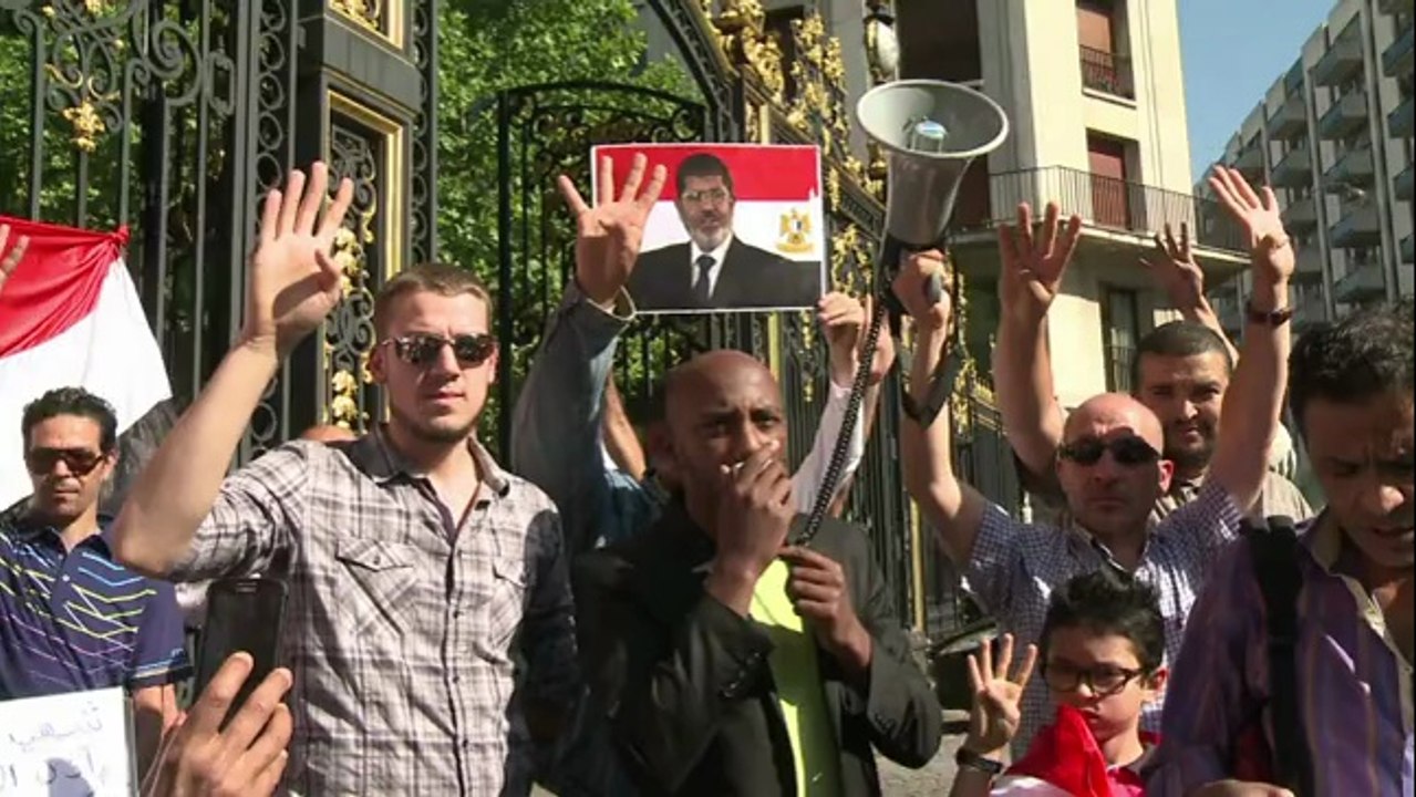 Paris: manifestation de pro-Morsi devant l'ambassade d'Arabie saoudite