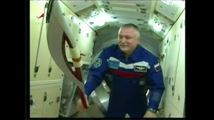 La torche olympique dans l'espace