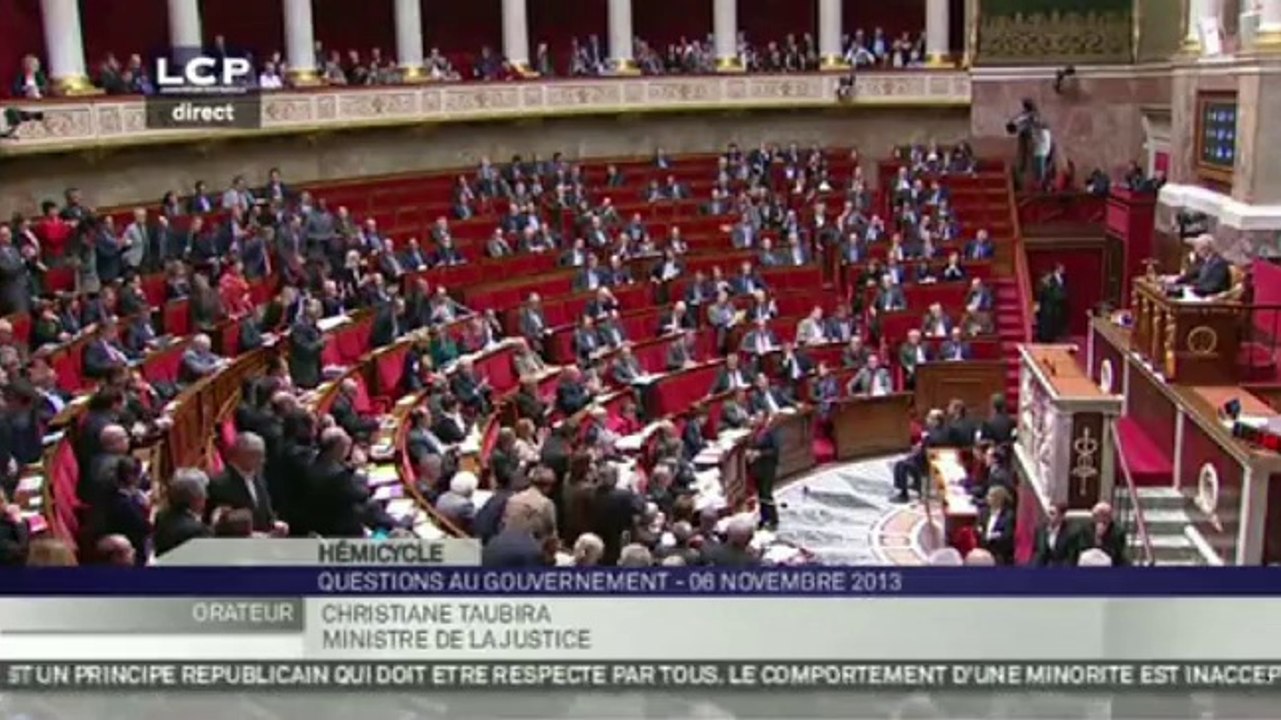 Christiane Taubira ovationnée à l'Assemblée suite aux attaques racistes qu'elle a subit