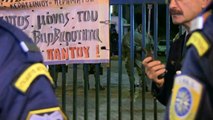 Grèce: la police évacue le siège de la télévision nationale