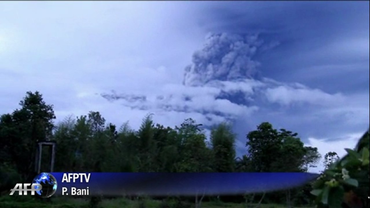 Indonésie: le volcan Merapi en éruption sur l'î...