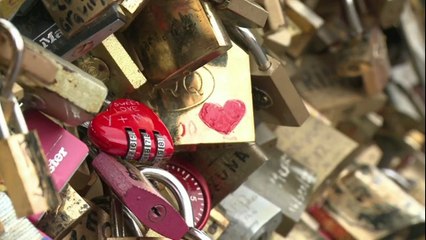 Sur le Pont des Arts, une chaîne de solidarité pour lutter contre le Sida