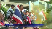 Thaïlande: les manifestants assiègent le QG du parti au pouvoir