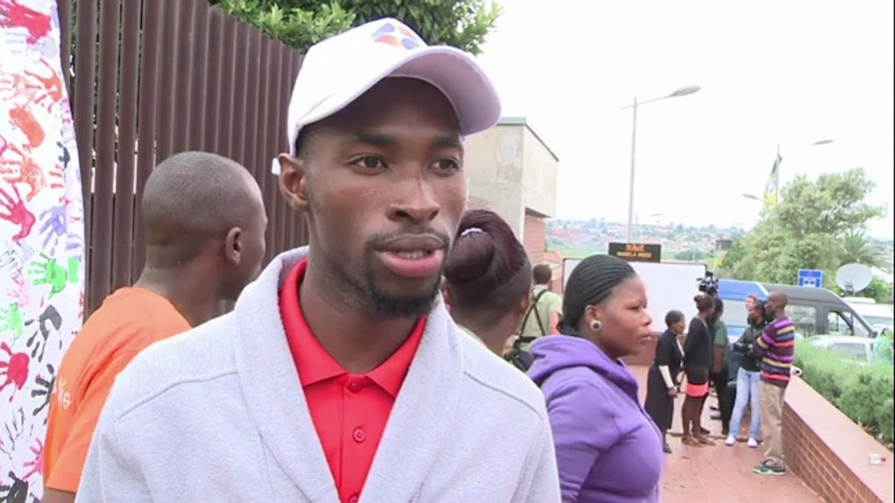 Danses et chants devant l’ancienne maison de Mandela