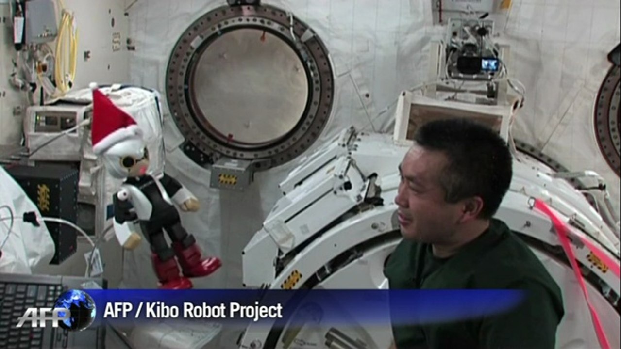 Un robot rend visite à un astronaute à bord de la station spatiale ISS