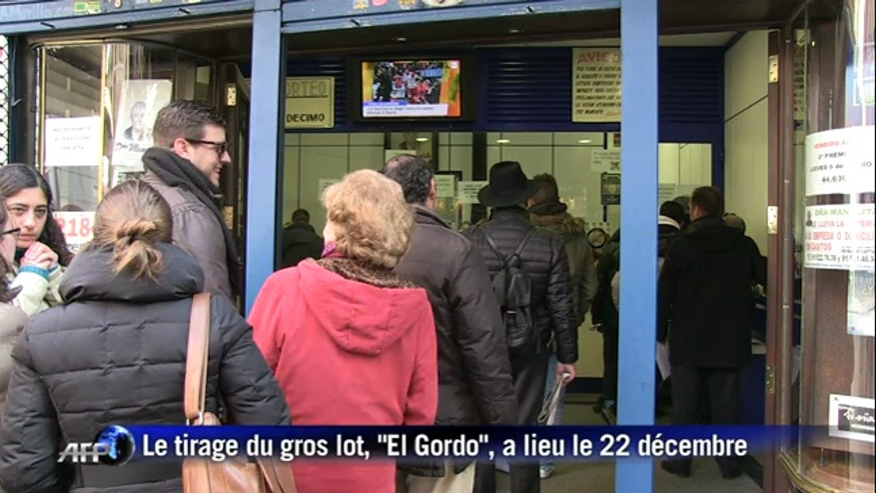Les Espagnols font la queue pour obtenir “el Gordo”, le ticket de la loterie de Noël