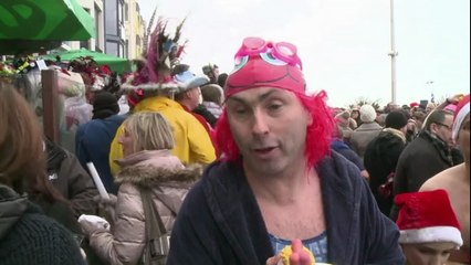 Le traditionnel "bain des givrés" de Dunkerque