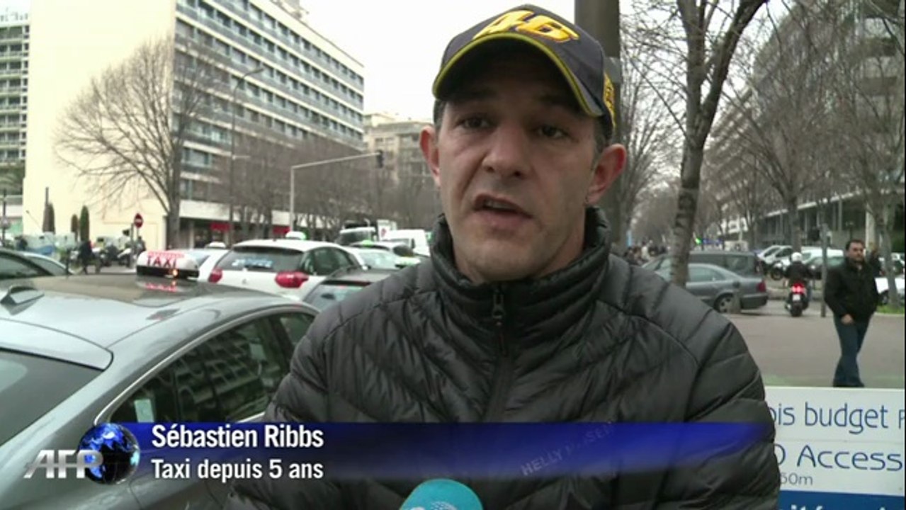 Les chauffeurs de taxi bloquent les accès à Marseille