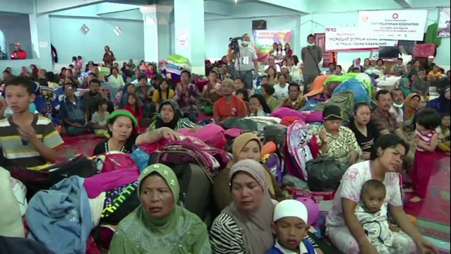 Indonésie: le président aurpès des déplacés d'un volcan