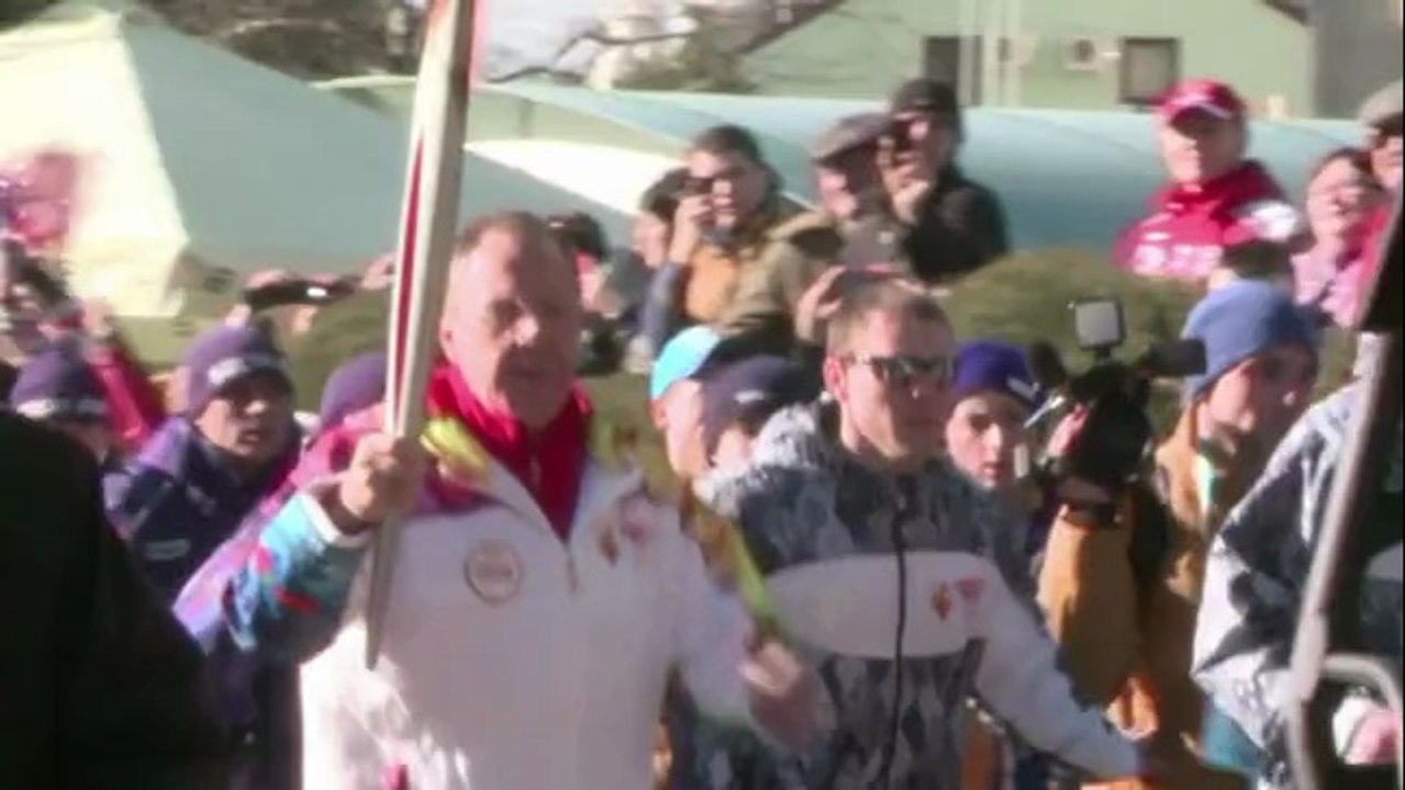 JO 2014: la flamme olympique poursuit son parcours à Sotchi