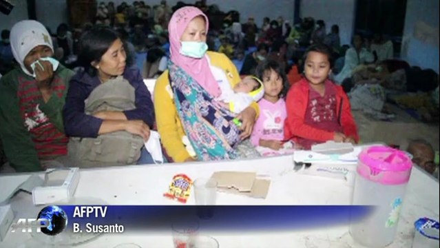 Indonésie: deux morts et des milliers d'évacués après l'éruption d'un volcan