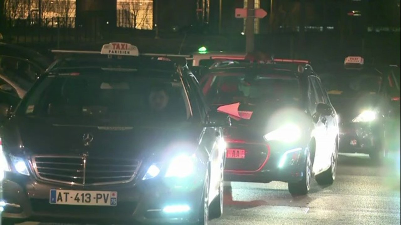 Manifestation de taxis contre les voitures de tourisme avec chauffeur