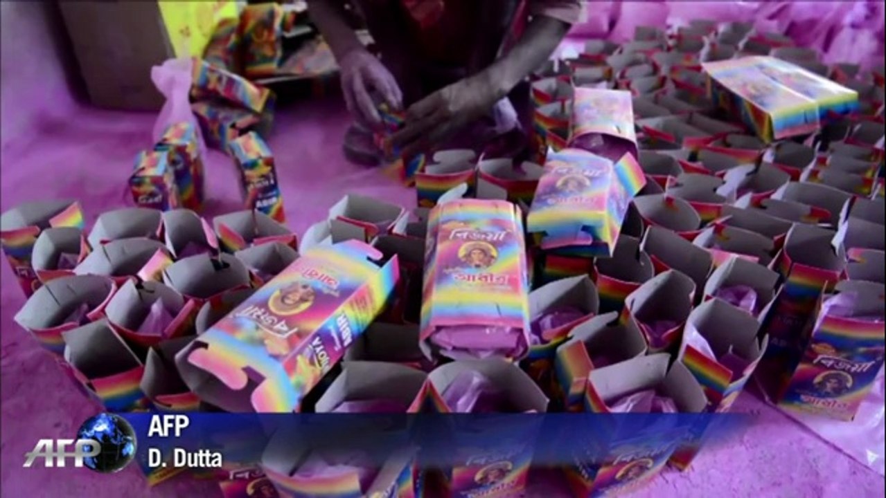 Inde: préparation des couleurs pour le festival Holi