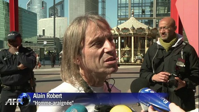 Alain Robert, l'homme-araignée a gravi une tour de 186 mètre de La Défense