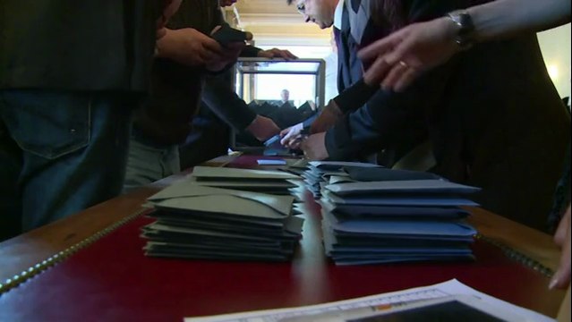 Municipales: dépouillement dans un bureau de vote à Carpentras