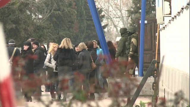 Crimée: des forces russes occupent deux bases