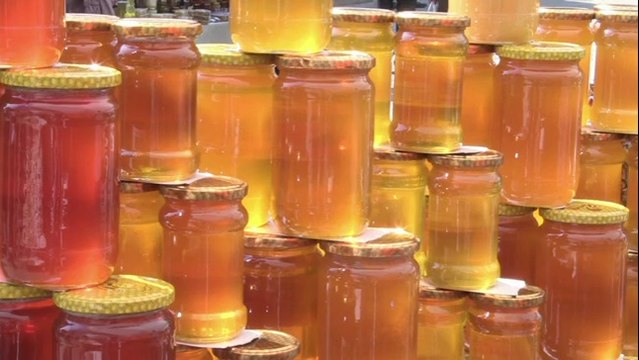 Apithérapie: des soins à base de miel et de piqûres d'abeilles