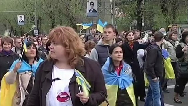 Ukraine: des pro-russes attaquent une marche pro-Kiev