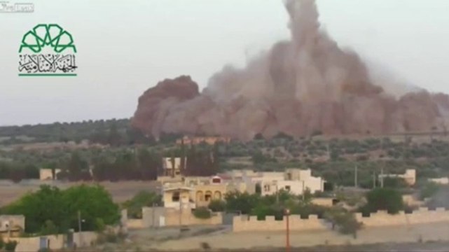 Une Gigantesque explosion pulvérise une base militaire en Syrie