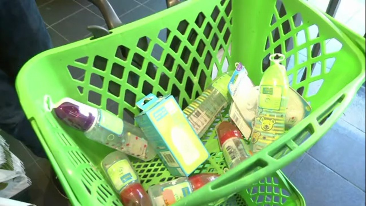 Dans un supermarché,  Ségolène Royal alerte sur les dangers du bisphénol